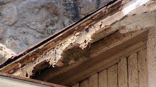 Vlhké prostředí lázeňských pramenů v Karlových Varech ničí Tržní kolonádu i přilehlé dřevěné stánky