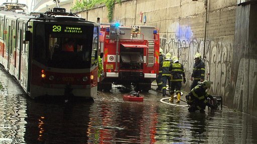 Přívalový déšť v Praze vytopil stovky sklepů