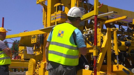 Obří stroje pracují na pokládce závěrečného povrchu modernizované dálnice D1