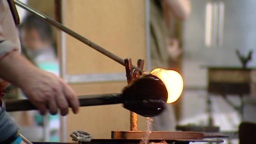 Sklárna si sama školí skláře kvůli nedostatku odborníků