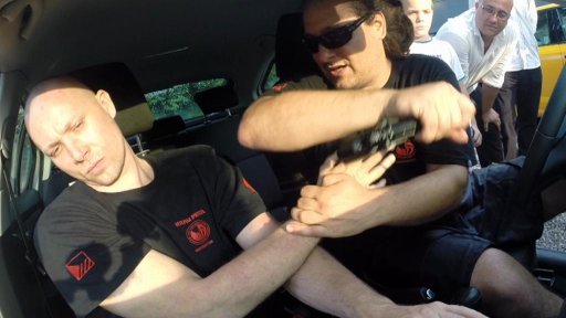 Jak se bránit pistoli, škrcení nebo noži. Pražští taxikáři se učí základům sebeobrany