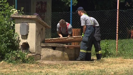 Na Vyškovsku spadli na zahradě mateřské školy dva chlapci do studny, zloději ukradli poklop