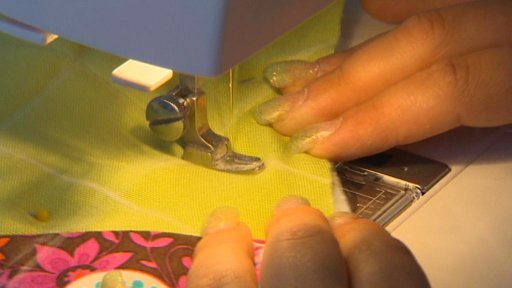 Chrudimská šicí dílna zaměstnává sociálně ohrožené mladé lidi