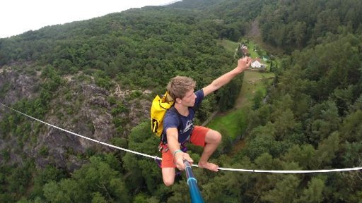 Slacklining přes pražské Šárecké údolí