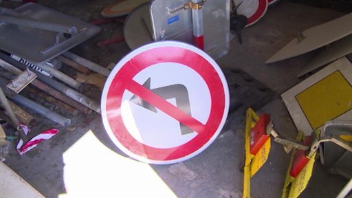 Sporná značka mezi Vysokou a Opatovicemi se na křižovatku nevrátí