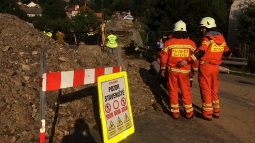 Ve Vilémově se zřítil silniční most