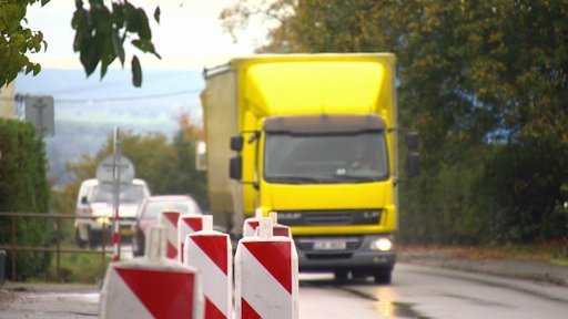 Obec Žernov na Náchodsku uspěla s protestem proti objížďce, která do ní půl roku přiváděla tisíce aut navíc.