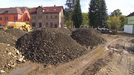 Lidé ve Velkých Hamrech se bouří proti skládce uprostřed města.