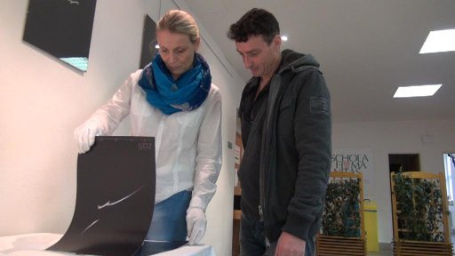 Charitativní výstava aktů pomůže postižené osmileté dívce.