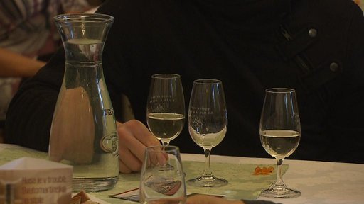 Vinaři otevřeli lahve s prvním letošním vínem.