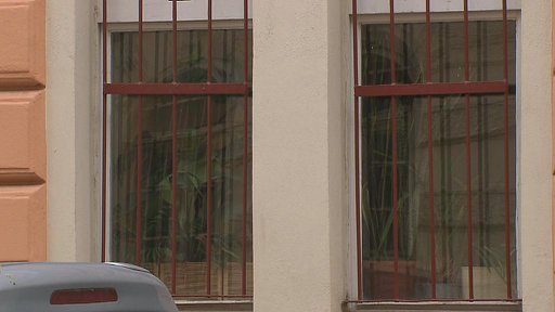 Lidéí z Prahy-Nuslí podepisují petici za přesun místního centra pro narkomany.