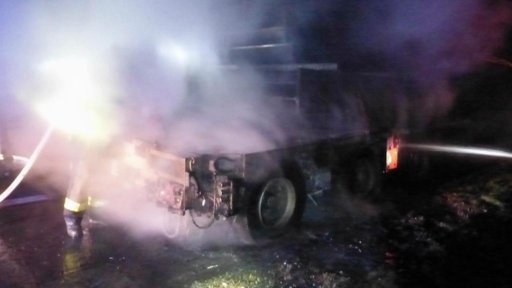 Uzavření D jedničky kvůli nehodě a odklon dopravy na souběžné silnice s dálnicí dnes znovu rozpoutal diskusi o kamionech a značkách zákaz tranzitu.