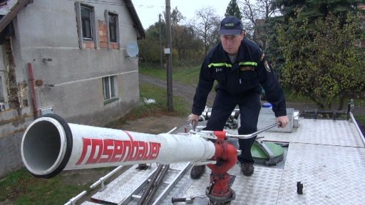 Velitel hasičů v Úhercích koupil stříkačku z vlastního.