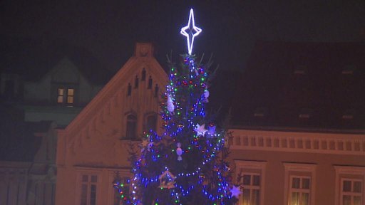 Až napodruhé se v Liberci podařilo slavnostně rozsvítit vánoční strom před radnicí.