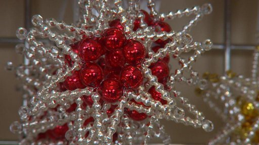 Semilské muzeum vystavuje tradiční krkonošské vánoční ozdoby.