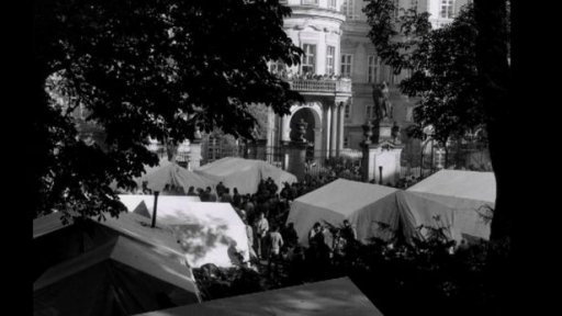 Fotografka září 1989: Prostor před ambasádou byl zaplněný unavenými lidmi