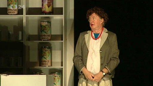 Žen za pultem v divadle