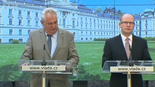 Zeman vybídl vládu k hledání úspor