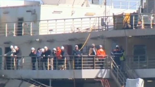 Schettino zpět na ztroskotané lodi