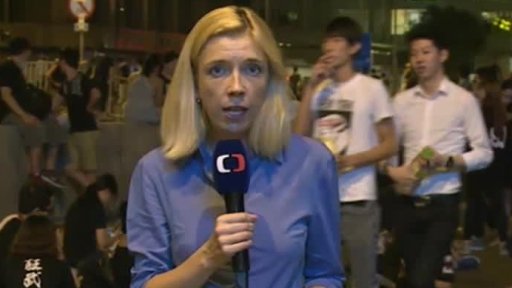 Násilí v ulicích bývalé britské kolonie + rozhovor s O. Lomovou