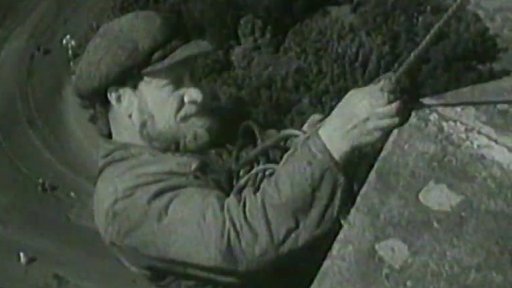 Horolezci čistí fasádu chrámu (1956)