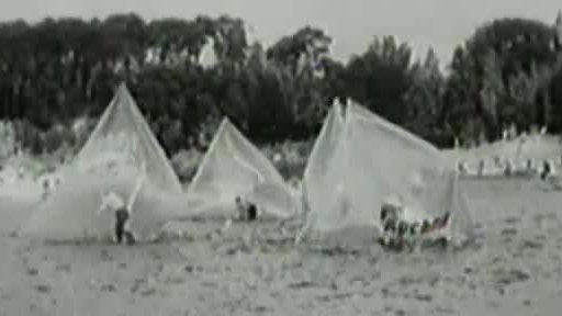 Závod v běhu po vodě v igelitových pytlích (1971)