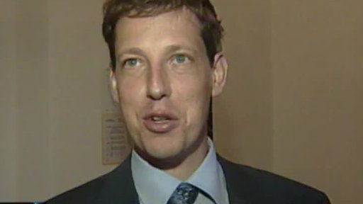 Stanislav Gross se zatím nepřestěhuje do Kramářovy vily (2004)