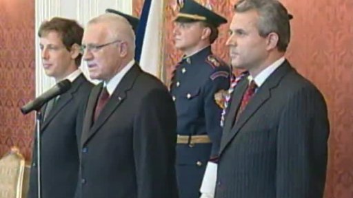 Bojovník proti komunismu u kladení věnců k pomníku TGM (2004)