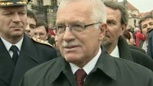 Klausova kritika vlády kvůli Ústavě EU (2004)