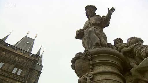 Potápěči pod Karlovým mostem