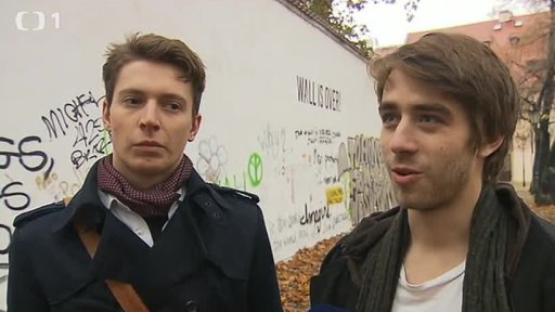 Lennonova zeď přetřená na bílo