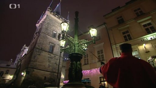 Rozsvícený kandelábr s plynovým osvětlením