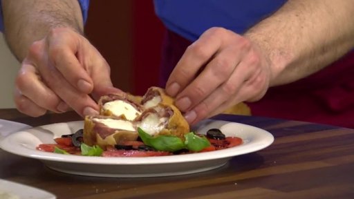 Smažená mozzarella s rajčatovým salátem