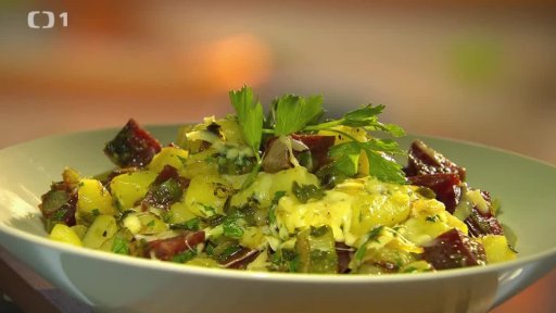 Brambory s chorizem a zeleným chilli