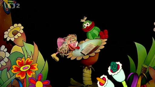 Muf a Fámula si čtou v knize pohádek o kuřátku a obilí…