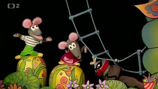 Duo myšulíno Tryský a Tryskáček na žebříku, Muf převlečený za zmiji Mufiji.