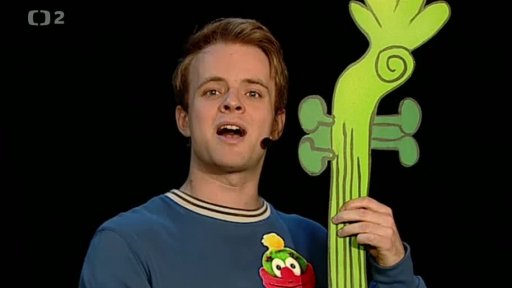 Mufikanti Filip a Tomáš zpívají píseň „Kočka na okně“.