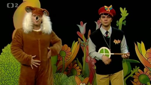 Mufikanti: Filip jako železničář, Tomáš jako křeček, zpívají píseň Železniční vlečka.