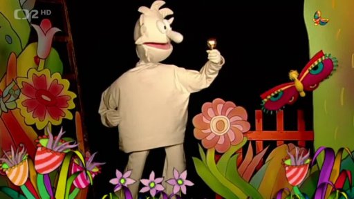 Pip na štaflích vyměňuje ve hvězdách žárovky. Brouká si na melodii písně Petra Nováka: Hvězdičko blýskavá…