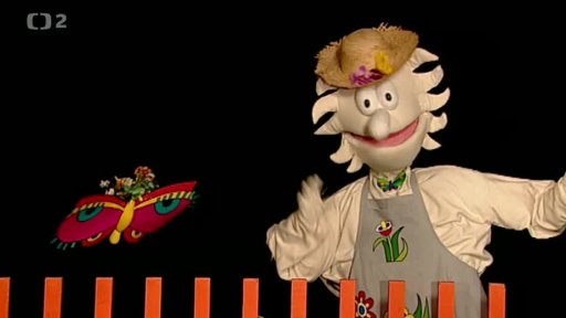 Pip věnuje Otylce věneček z devatera kvítí na svatojánskou noc.