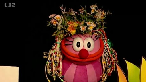 Fámula má také věneček a jde hledat čarovnou bylinu třezalku – že odnaučí Mufa zlobení.