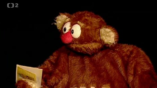 Jů a Hele bádají nad kalendářem, vypadá to, že nemají svátek.