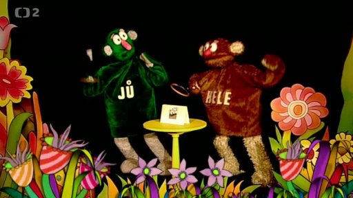 Jů a Hele hrají badmington, přemýšlejí, zda jsou sami na světě.