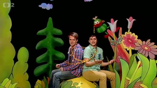 MUFIKANTI: Muf je uvázaný na řetězu, Tomáš a Filip vysvětlují, že to je v pořádku a zpívají mu písničku: „Hodné štěně“.