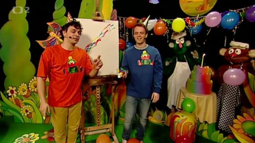 Jůheláci upekli Duháčkovi dort a Filip s Tomášem mu k narozkám zpívají písničku.