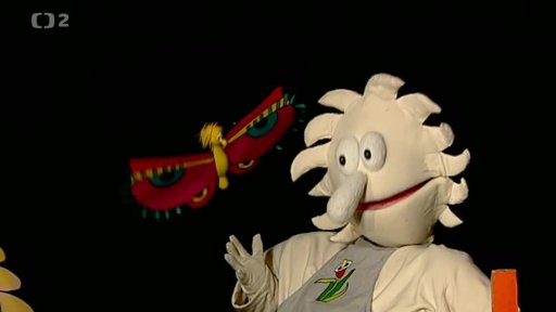 Pip a Otylka si hrají hru: “Copak je to za zvíře? “ Otylka ne a ne uhádnout motýla...