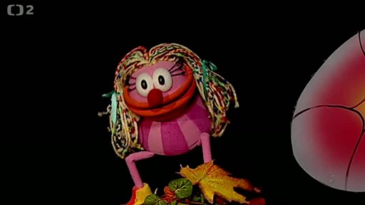 Fámula přemluví Tryský k podzimnímu oživení vzhledu – dá jí rudou paruku, ve které nic nevidí.