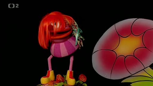 Fámula najde paruku, sice přes ni nevidí, přesto, okouzlena svým vzhledem, si ji dá na šešuli a letí.