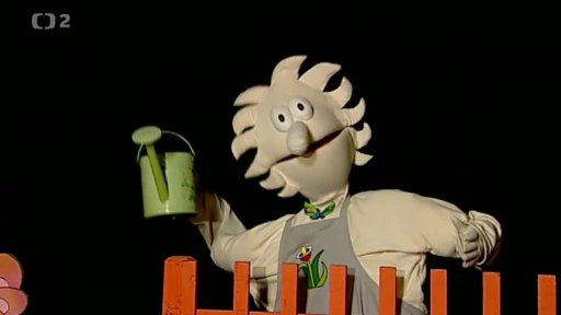 Pan Pip vysvětluje, jak se dá uzavřít mírová dohoda s krtkem na zahradě.