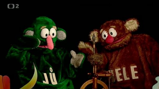 Jů a Hele najdou kolovrat, nevědí, na co je, Tryskáček jim vše vysvětlí a pak jim z příze uplete šálu.